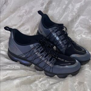 Nike Men's Black and Gray Athletic Shoes